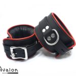 Avalon - ALCHEMY - Polstrede Fotcuffs - Sort og Rødt