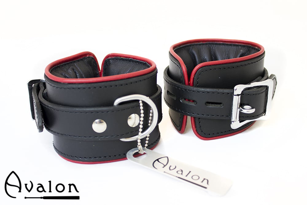Avalon - ALCHEMY - Polstrede Håndcuffs - Sort og Rødt Avalon - ALCHEMY - Polstrede Håndcuffs - Sort og Rødt