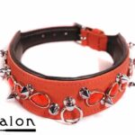 Avalon - DEFIANCE - Collar med Spisse Nagler og Røde Stener - Rødt og Svart