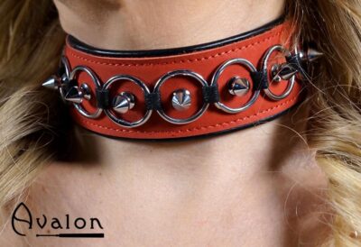 Avalon - CHERISHED - Collar med Spisse Nagler og Ringer - Rødt og Svart