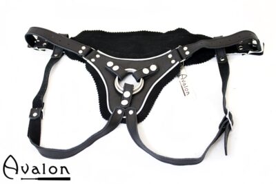 Avalon - TAKEN - Strap-on sele i sort og hvitt lær