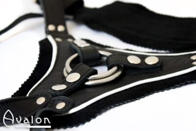 Avalon - TAKEN - Strap-on sele i sort og hvitt lær