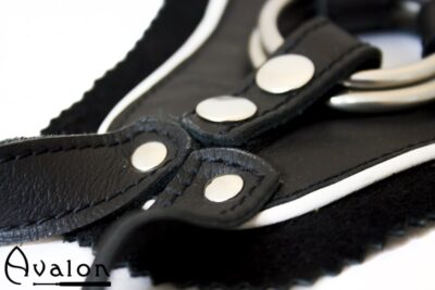 Avalon - TAKEN - Strap-on sele i sort og hvitt lær