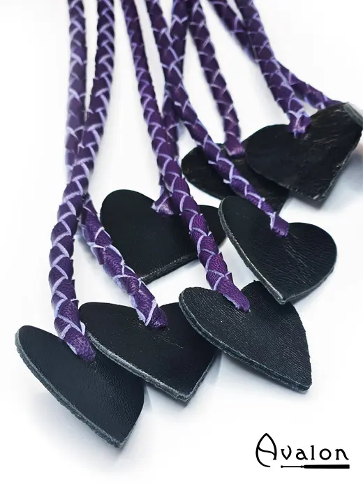AVA0300-morgause-flogger-avalon-fetish-flogging-pisk-pisker-lilla-laer-01